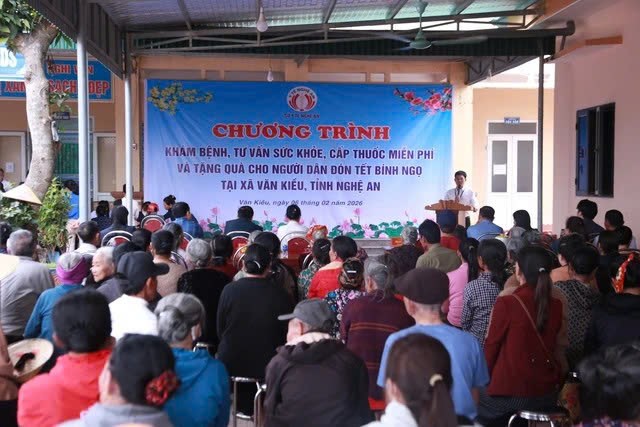 Ngành Y tế Nghệ An khám bệnh, trao quà Tết cho người dân khó khăn