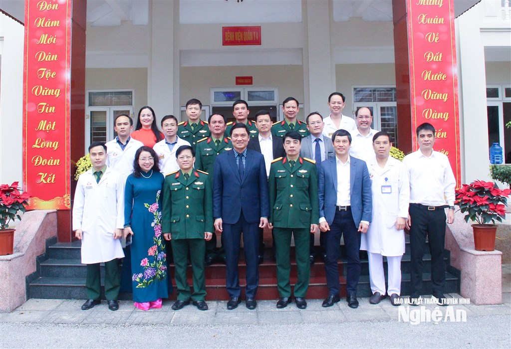 Đồng chí Hoàng Nghĩa Hiếu thăm, chúc mừng một số cơ sở y tế trên địa bàn tỉnh